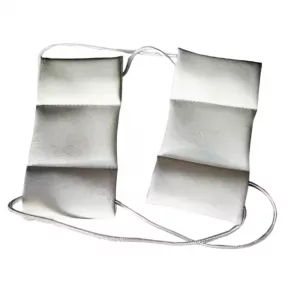 Barbuquejo almohadillado de color blanco forrado en sky con cuerda deslizante para ejercicios de tracción cervical en clínicas de fisioterapia.