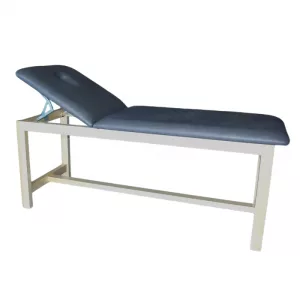 Perspectiva de la camilla de madera lisa con el reposacabezas elevado para tratamientos de fisioterapia