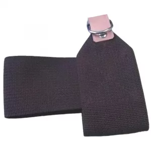 Cinta talonera de tela resistente oscura con doble costura y anilla metálica superior para enganchar mosquetones en ejercicios de tracción clínica.