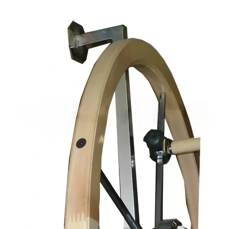 Primer plano del aro de madera maciza y el mecanismo de resistencia metálico de la rueda de hombro para fisioterapia.