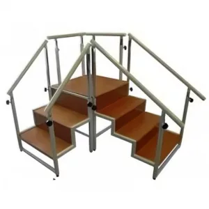Escalera angular de mecanoterapia con un tramo de 3 y otro de 4 peldaños para reeducación de la marcha
