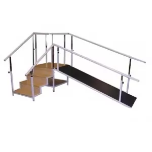 Escalera angular de 4 peldaños con rampa antideslizante y barandillas elevables para rehabilitación