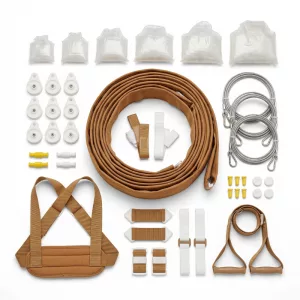 Completo juego de accesorios para poleoterapia clínica que incluye cinchas, eslingas y elementos de suspensión para jaulas o bastidores.