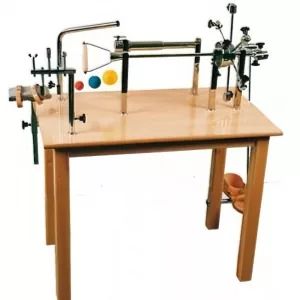 Mesa de manos básica fabricada íntegramente en madera de haya con módulos de mecanoterapia y pedal de pie
