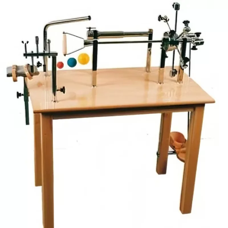 Mesa de manos básica fabricada íntegramente en madera de haya con módulos de mecanoterapia y pedal de pie