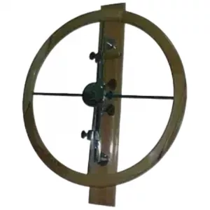 Rueda de hombro de madera montada en soporte de pared para ejercicios de rehabilitación en clínicas de fisioterapia.