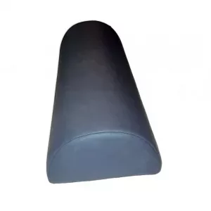 Rulo semicilíndrico forrado en símil piel con interior de foam para posicionamiento en clínicas de fisioterapia.