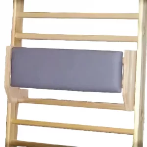 Soporte lumbar almohadillado acoplado a una espaldera de madera para ejercicios de fisioterapia