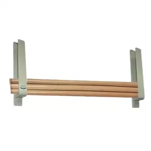 Soporte de pared para palos de fisioterapia con picas de madera almacenadas