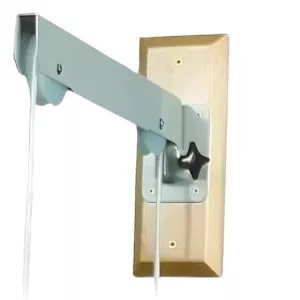 Soporte de pared para tracción cervical fabricado en acero epoxi con brazo giratorio, poleas de nylon y base de madera de haya para clínicas.