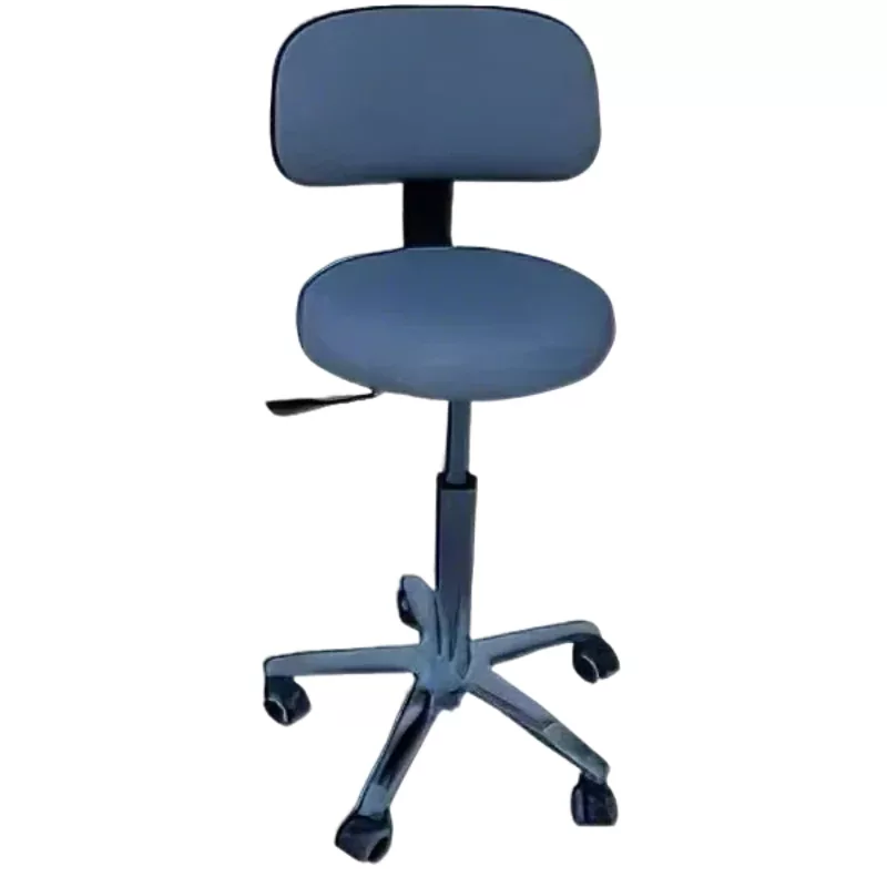 Taburete con respaldo anatómico regulable y asiento giratorio gris sobre una base de acero cromado con ruedas para clínicas.